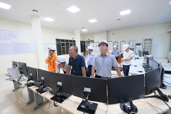 Phòng điều khiển TBA 500kV Nho Quan