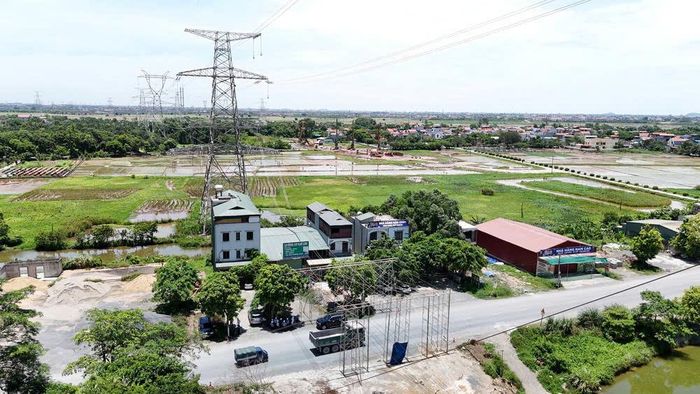 Đoàn công tác kiểm tra tại Khoảng cột 104 - 105 đường dây 500/220kV Nho Quan - Phủ Lý - Thường Tín