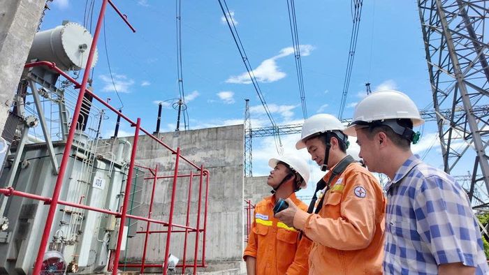 Lực lượng vận hành TBA 500kV Nho Quan thường xuyên kiểm tra phát nhiệt thiết bị khu vực ngoài trời