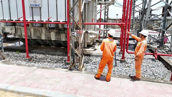 Công nhân vận hành TBA 220kV Phủ Lý, thường xuyên kiểm tra kỹ thuật thiết bị ngoài trời
