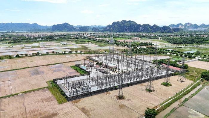 Toàn cảnh TBA 220kV Phủ Lý nhìn từ trên cao, giữa cao điểm nắng nóng