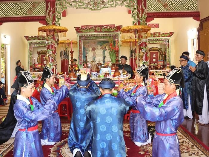 Thực hiện nghi lễ dâng hương lên thủy tổ ngành nghề yến sào.