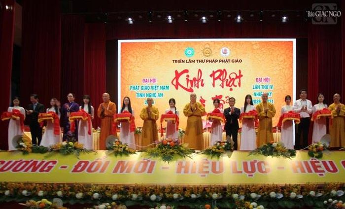 Cắt băng khai mạc triển lãm đại hội