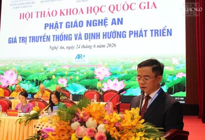 PGS.TS. Nguyễn Tiến Vinh báo cáo đề dẫn hội thảo