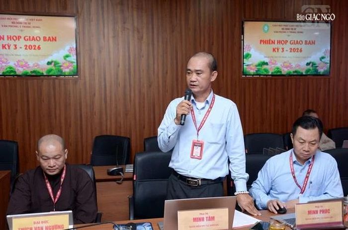 Cư sĩ Minh Tâm báo cáo tại buổi họp