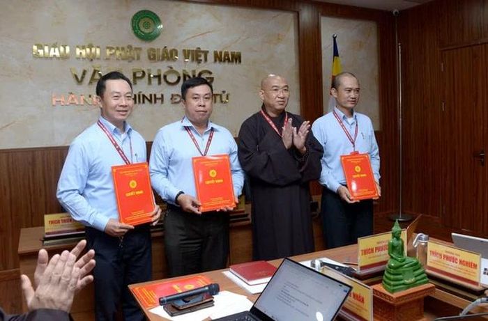 Trao quyết định đến 3 nhân viên văn phòng kiêm nhiệm công tác truyền thông
