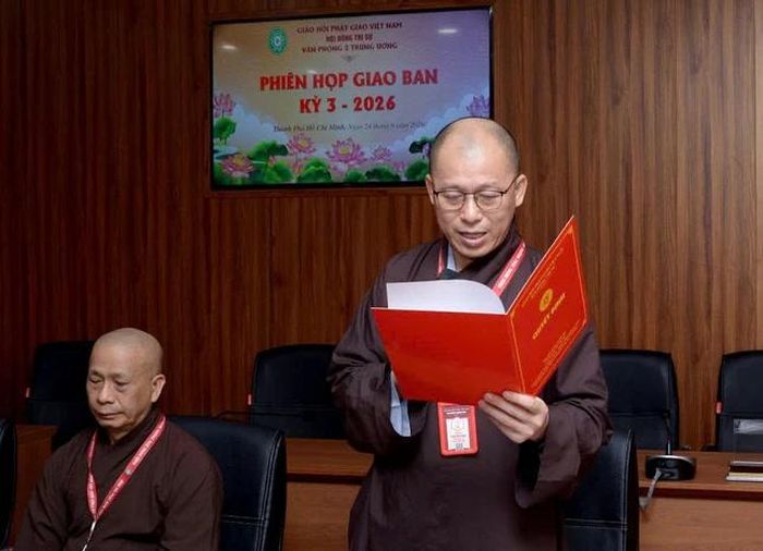 Thượng tọa Thích Minh Nhẫn báo cáo tại buổi họp