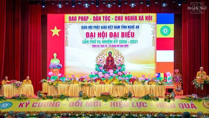 Chư tôn đức Chứng minh và Đoàn Chủ tọa điều hành phiên đại hội trù bị