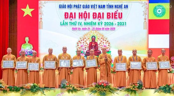 Trung ương Giáo hội trao tặng Bằng tuyên dương công đức đến các tập thể và cá nhân Ban Trị sự GHPGVN tỉnh Nghệ An