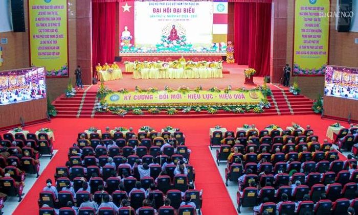 Toàn cảnh phiên làm việc đầu tiên của Đại hội đại biểu Phật giáo tỉnh Nghệ An lần thứ IV nhiệm kỳ 2026-2031