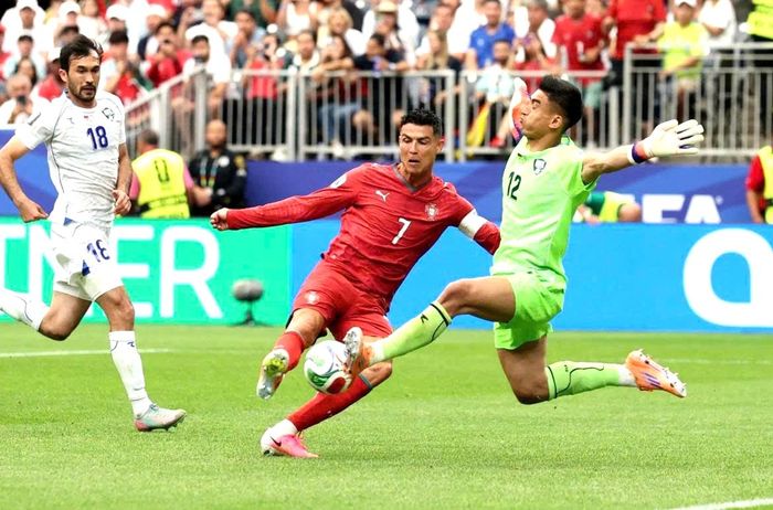 Ronaldo có trận đấu đầy nỗ lực trước Uzbekistan. 