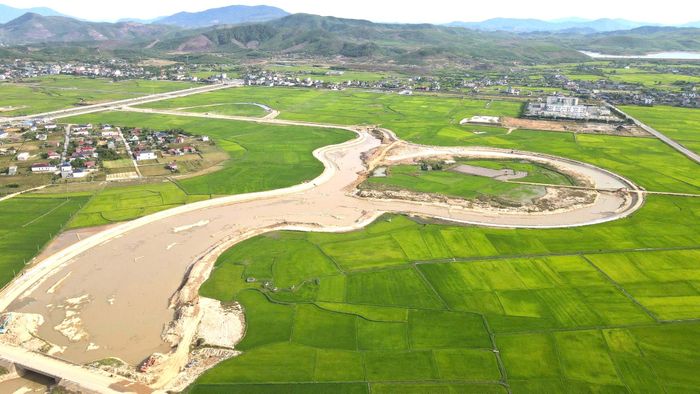 Toàn cảnh dự án tiêu thoát lũ nhìn từ trên cao.