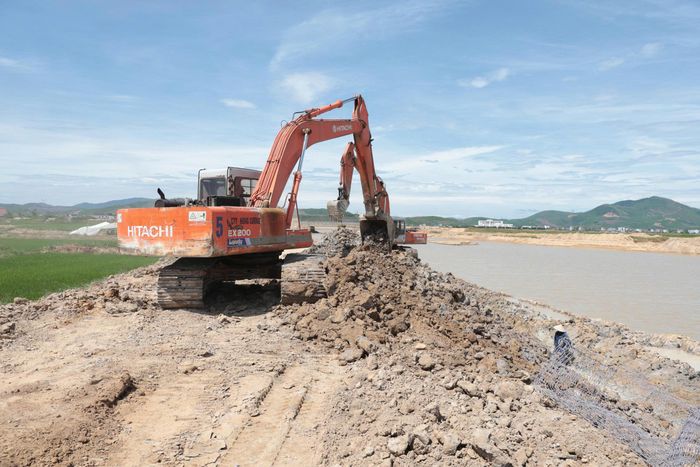 Thời tiết nắng nóng, khan hiếm nguồn nhân công khiến dự án gặp khó.