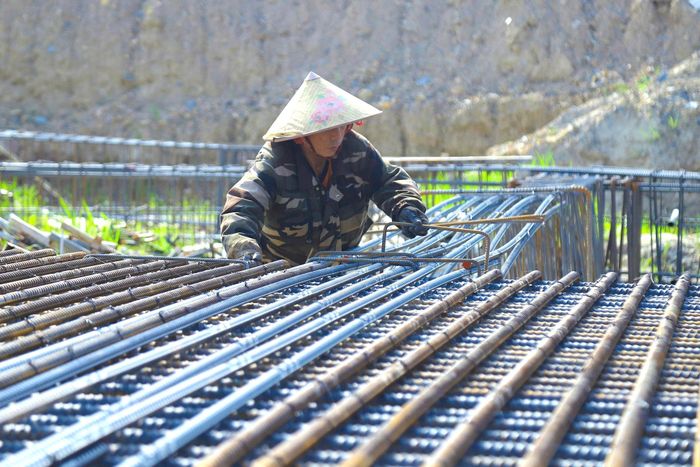 Công nhân đội nắng thi công trên công trường.