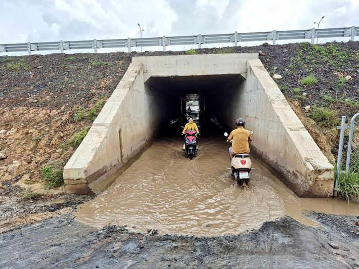 Hầm chui thường xuyên bị ngập ảnh hưởng đến việc đi lại của người dân.