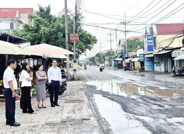 Trước đó lãnh đạo địa phương cũng triển khai khảo sát kiểm tra các tuyến đường tại địa phương.