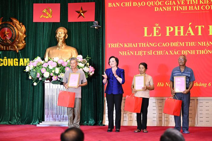 Phó Thủ tướng Phạm Thị Thanh Trà trao Thông báo kết quả giám định ADN hài cốt liệt sĩ cho đại diện thân nhân ba liệt sĩ.