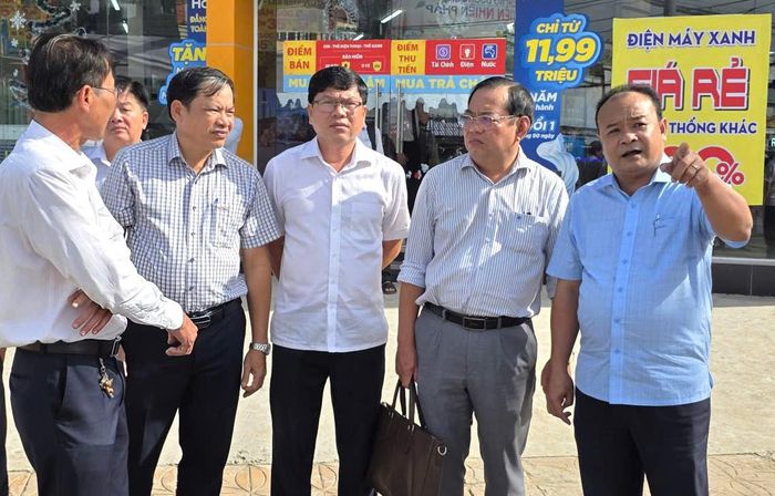 Ông Nguyễn Ngọc Tâm, Trưởng ban Tuyên giáo và Dân vận Thành ủy Cần Thơ (bìa phải) cùng đoàn công tác kiểm tra tiến độ nút giao số 4 cuối năm 2025.
