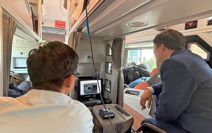 Các kỹ sư và chuyên gia không rời mắt khỏi màn hình dữ liệu, đặc biệt khi xe đi vào những đoạn đường đèo, nhiều khúc cua gấp.