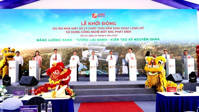 Các đại biểu thực hiện nghi thức bấm nút khởi động dự án.