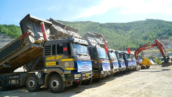 Các phương tiện, thiết bị thi công sẵn sàng triển khai Dự án Nhà máy xử lý chất thải rắn sinh hoạt Long Mỹ.