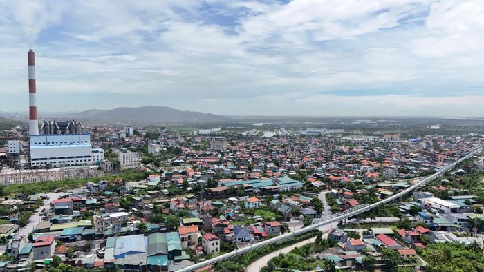 Tỉnh Quảng Ninh đặt mục tiêu triển khai đồng bộ các cơ chế hỗ trợ nhằm thúc đẩy các cơ sở sản xuất công nghiệp, tiểu thủ công nghiệp đang hoạt động trong khu dân cư di dời vào các CCN có hạ tầng kỹ thuật đồng bộ.