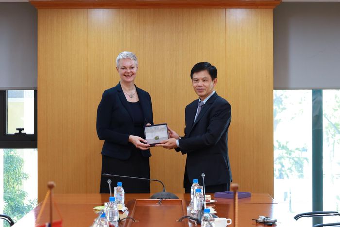 Tặng quà lưu niệm Đại sứ Hilde Solbakken, Thứ trưởng Lê Anh Tuấn chúc Đại sứ tiếp tục thành công trên cương vị công tác mới. 