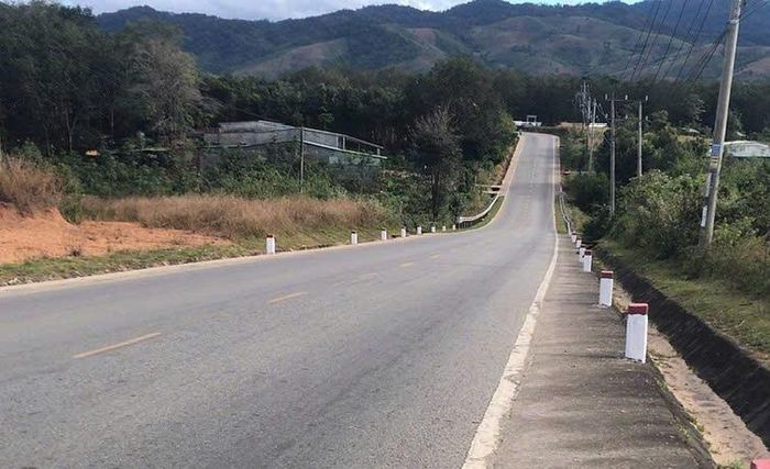 Là tuyến giao thông trọng yếu Bắc - Nam ở phía Tây, đường Hồ Chí Minh qua Quảng Ngãi có nhiều đoạn, điểm hư hỏng, song qua công tác duy tu, sửa chữa, phần lớn đoạn tuyến đã được thi công hoàn thành, tạo êm thuận cho người dân và phương tiện đi lại an toàn.