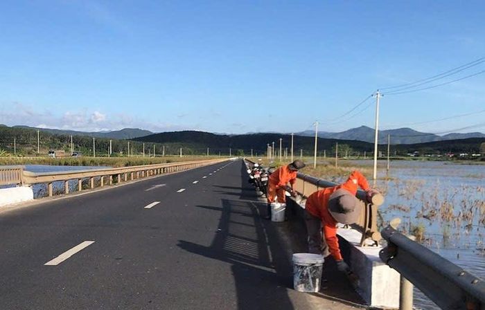 Bên cạnh nền đường, hệ thống mương thoát nước dọc, công tác sơn sửa hệ thống cọc tiêu, biển báo cũng được triển khai song song để "thay áo mới" cho tuyến giao thông huyết mạch ở phía Tây tỉnh Quảng Ngãi kết nối giao thương Bắc - Nam.