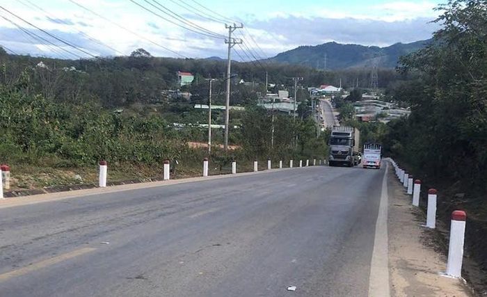 Đoạn QL14 qua xã biên giới Bờ Y như một dải lụa chạy uốn lượn quanh những ngọn núi. Nhiều tài xế đường dài cho biết, nếu như trước đây đường hư hỏng, việc đi lại khá chậm, mất nhiều thời gian di chuyển thì nay mọi thứ thuận lợi hơn, xe đường dài không còn cảnh nằm đường chờ đến lượt lưu thông qua các điểm hư hỏng.