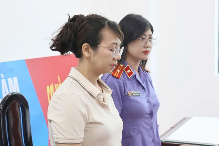 Bị can Lê Thị Hồng Nhung (áo phông sáng màu, bên trái).