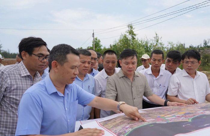Chủ tịch UBND tỉnh Đắk Lắk Đỗ Hữu Huy (áo nâu) kiểm tra các dự án đầu tư xây dựng tại phía Đông tỉnh. Cơ chế 'Luồng xanh' được kỳ vọng tạo đột phá trong cải cách thủ tục đầu tư và thu hút nguồn lực phát triển. Ảnh: T.L