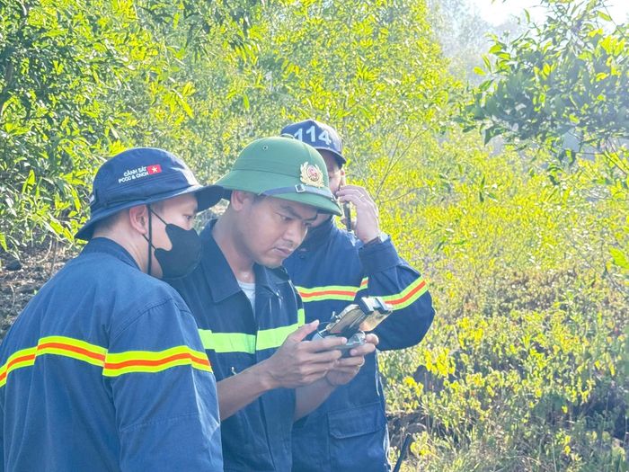 Lực lượng công an sử dụng thiết bị flycam để đánh giá hiện trường, phục vụ chỉ huy chữa cháy.