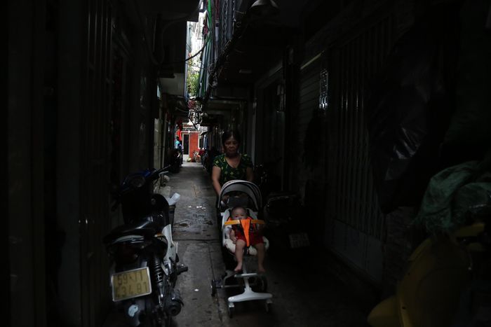 Dù là ban ngày, nhiều con hẻm vẫn tối tăm, thiếu ánh sáng.