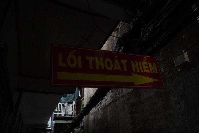 Hệ thống dây điện, cáp viễn thông chằng chịt, tiềm ẩn nguy cơ mất an toàn.