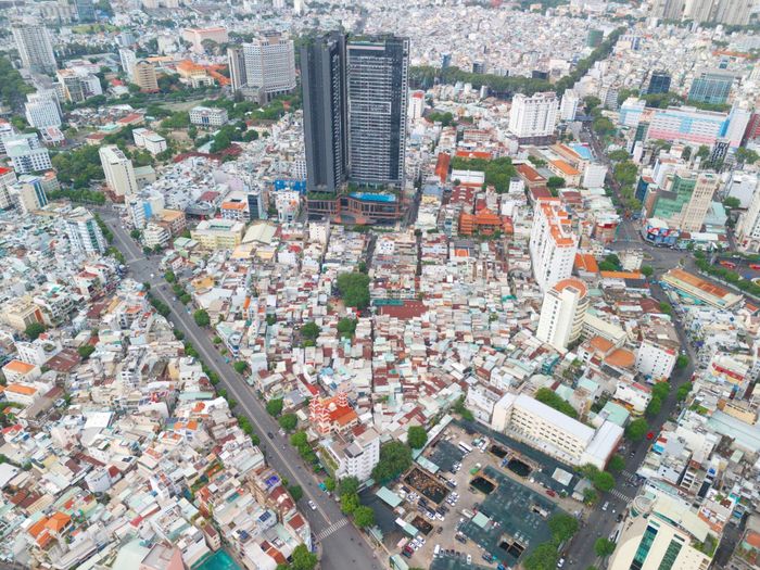 Trước đó, ngày 19/6, HĐND TP.HCM đã thông qua chủ trương đầu tư dự án chỉnh trang khu Mả Lạng và Chợ Gà - Gạo theo hình thức đối tác công tư (PPP), hợp đồng xây dựng - chuyển giao (BT), với tổng vốn đầu tư sơ bộ hơn 16.369 tỷ đồng. Dự án dự kiến triển khai giai đoạn 2026 - 2029. Nhà đầu tư thực hiện dự án là Công ty cổ phần Đầu tư và Kinh doanh nhà Khang Điền.