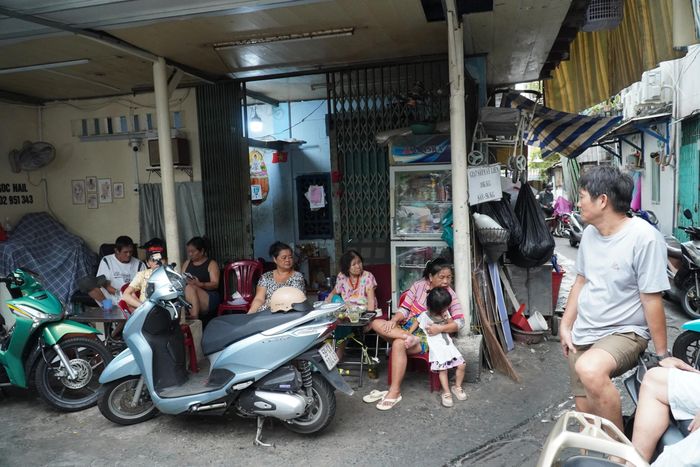 Khu vực này nhà ở san sát, hạ tầng xuống cấp, không gian sinh hoạt chật hẹp.