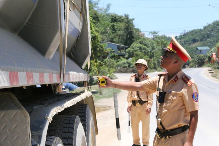 Đội CSGT đường bộ số 4, Phòng CSGT Công an tỉnh Phú Thọ kiểm tra, phát hiện và xử lý nhiều trường hợp ô tô vi phạm về kích thước thùng không đúng với giấy chứng nhận kiểm định, không có phù hiệu theo quy định ngày 24/6.