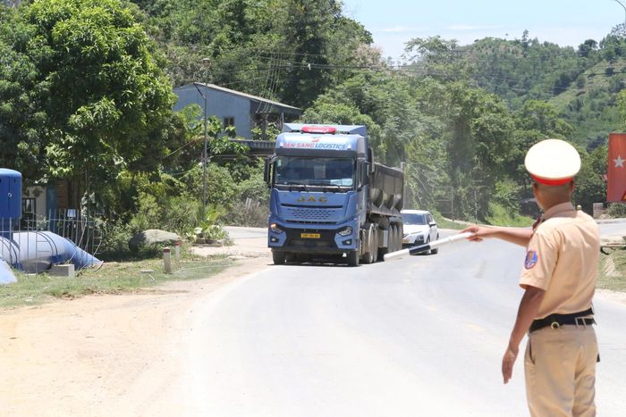 Trước tình trạng trên, Đội CSGT đường bộ số 4, Phòng CSGT Công an tỉnh Phú Thọ thường xuyên kiểm tra và xử lý nhiều trường hợp ô tô vi phạm về kích thước thùng không đúng với giấy chứng nhận kiểm định, không có phù hiệu theo quy định.