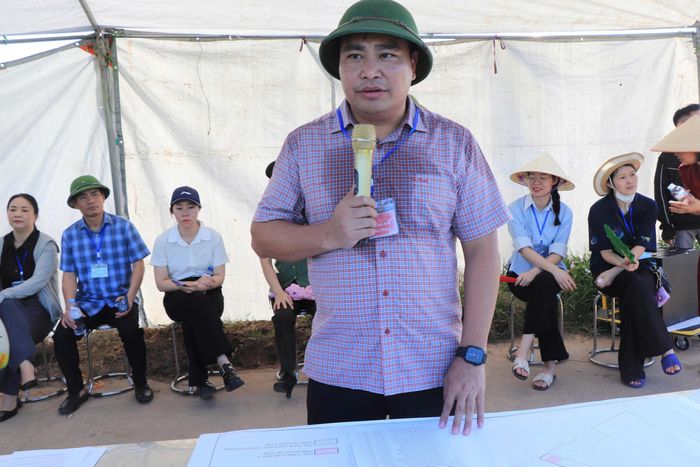 Ông Đỗ Hoàng Trường, Giám đốc Ban Quản lý dự án xã Tam Hồng đọc các quyết định cưỡng chế kiểm đếm bắt buộc đối với 44 hộ dân.