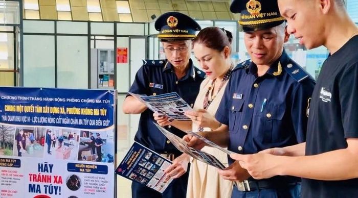 Cán bộ hải quan đẩy mạnh tuyên truyền hưởng ứng Tháng hành động phòng chống ma túy tại cửa khẩu Lạng Sơn. Ảnh: CTV