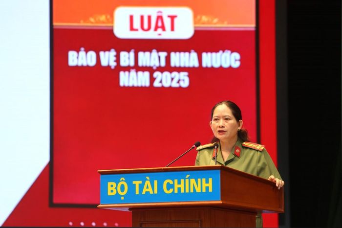 Thượng tá Đặng Thị Hồng Nhung - Phó Trưởng phòng Quản lý nhà nước về bảo vệ bí mật nhà nước, Cục An ninh Chính trị nội bộ, Bộ Công an giới thiệu những nội dung chính của Luật Bảo vệ bí mật nhà nước năm 2025. Ảnh: Đức Minh