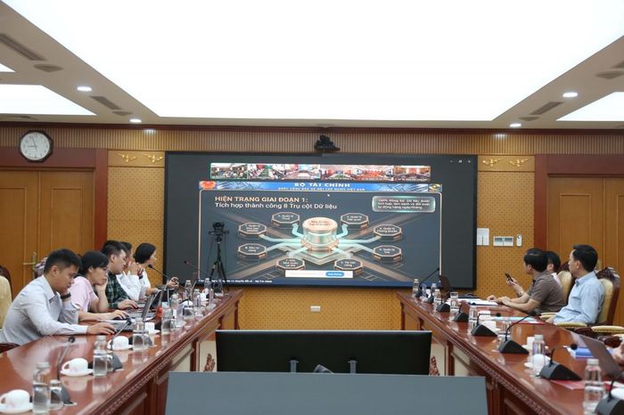 Đại diện Phòng Quản lý dữ liệu và thống kê (Cục Công nghệ thông tin và chuyển đổi số) thuyết trình chuyên đề: Nền tảng cơ sở dữ liệu quốc gia về tài chính của Bộ Tài chính phục vụ công tác điều hành ngân sách. Ảnh: Đức Minh