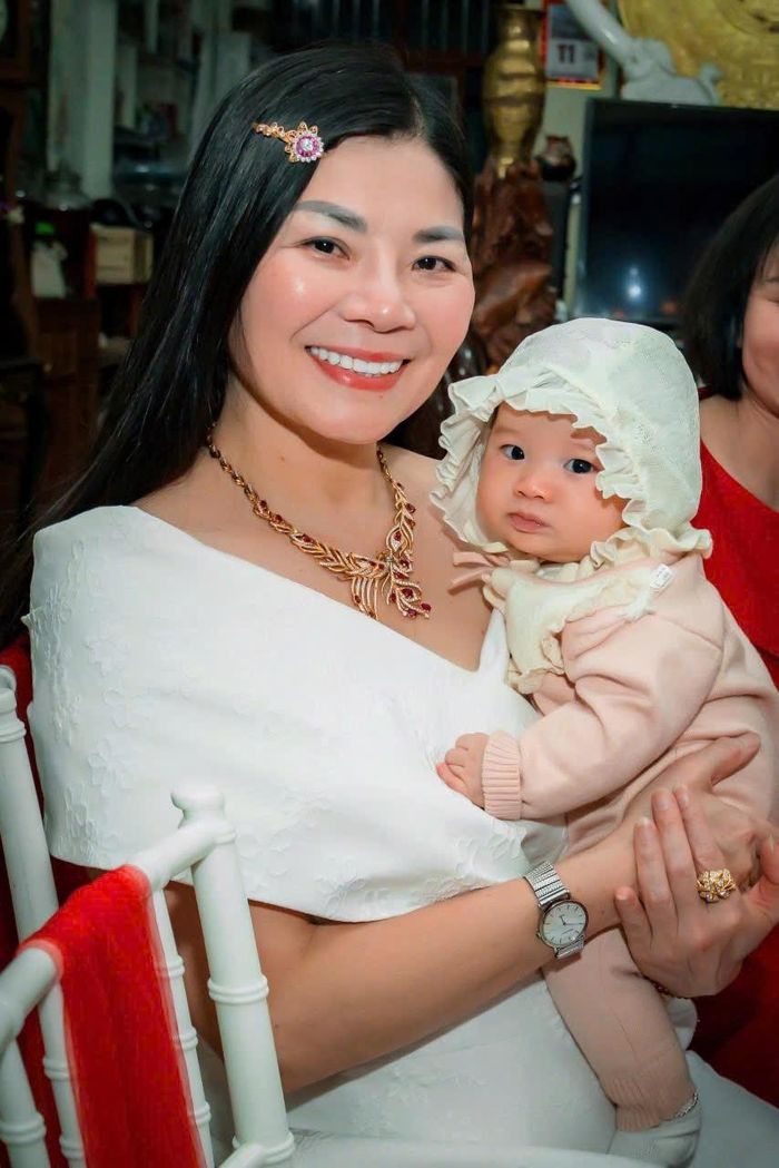 Bé Cherre (Nguyễn Ngọc Minh Trà) cùng bà nội Mai Vũ