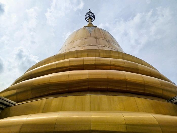Từ đỉnh bảo tháp Gotama Cetiya có thể phóng tầm mắt bao quát toàn bộ khuôn viên Chùa Bửu Long với sắc vàng nổi bật giữa mảng xanh rộng lớn. Ảnh: Phạm Văn Dũng.