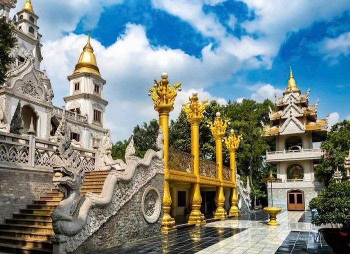 Hình tượng rồng được chạm khắc tinh xảo dọc lối dẫn lên bảo tháp Gotama Cetiya, góp phần tôn lên vẻ uy nghi và mềm mại của công trình. Ảnh: Đức Linh.