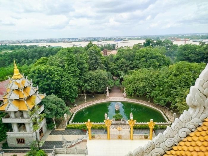 Mặt hồ trong khuôn viên phản chiếu những ngọn bảo tháp vàng, tạo nên khung cảnh thanh tịnh và hài hòa giữa thiên nhiên với kiến trúc. Ảnh: Phạm Văn Dũng.