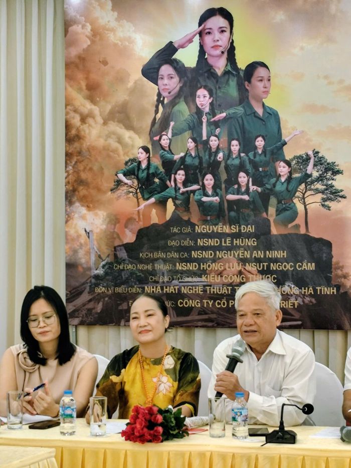 Nhà thơ Nguyễn Sĩ Đại (áo trắng), tác giả kịch bản Khoảng trời con gái, chia sẻ về quá trình sáng tác và những trăn trở khi viết về Ngã ba Đồng Lộc tại buổi gặp gỡ báo chí