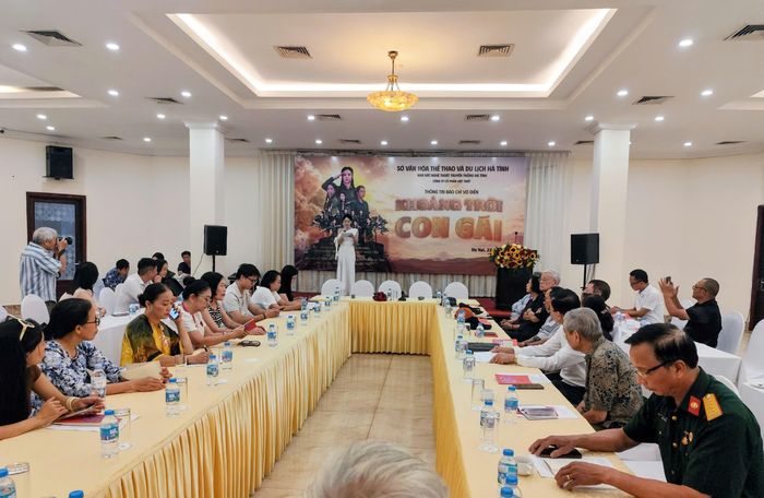 Buổi gặp gỡ báo chí giới thiệu vở kịch hát Khoảng trời con gái - tác phẩm tái hiện ký ức Ngã ba Đồng Lộc và sự hy sinh anh dũng của các nữ thanh niên xung phong