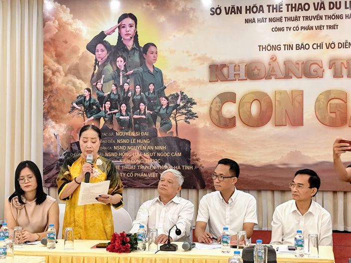 Đạo diễn, NSND Hồng Lựu (đứng) giới thiệu vở kịch hát Khoảng trời con gái - tác phẩm nghệ thuật tái hiện ký ức Ngã ba Đồng Lộc và sự hy sinh của 10 nữ thanh niên xung phong anh hùng